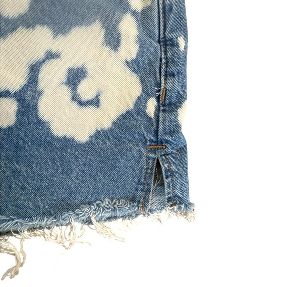 Womens Forever 21 Blue & white denim frayed Jean Shorts with buttons EUC Size 28 - Picture 4 of 10